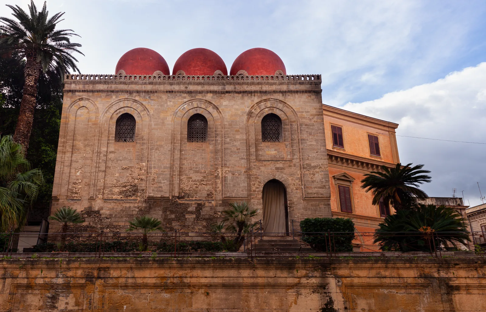 Las tres cúpulas rojas de la iglesia de San Cataldo de Palermo sobre su fachada de piedra