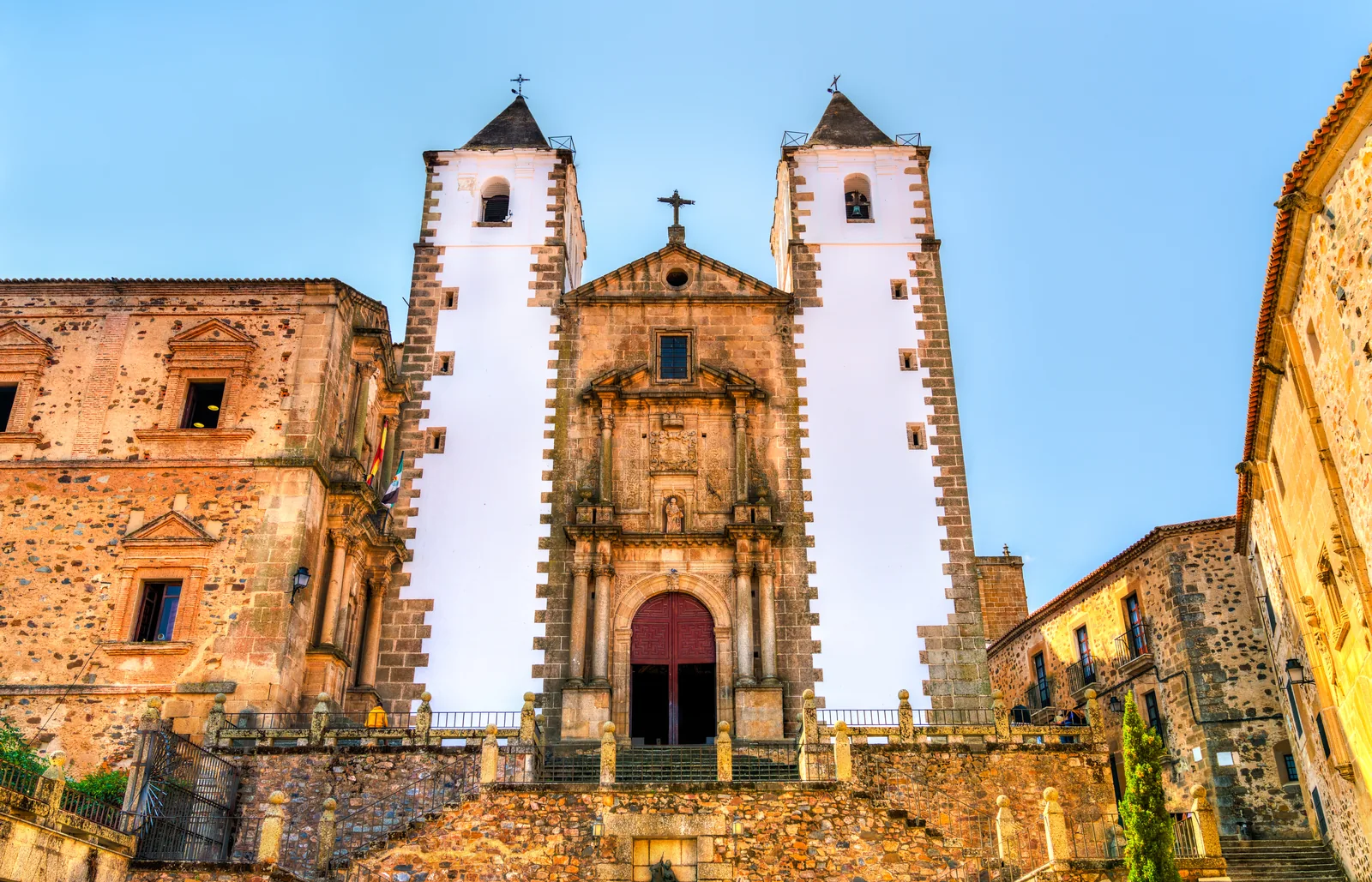 La iglesia de San Francisco Javier de Cáceres, blanca y con dos torres, en lo alto de la escalinata de la plaza de San Jorge