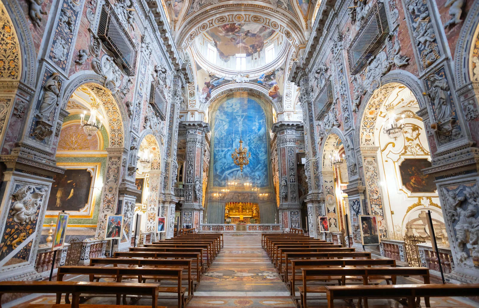 La nave de la iglesia de Santa Caterina de Palermo, con los mármoles de colores y los estucos barrocos
