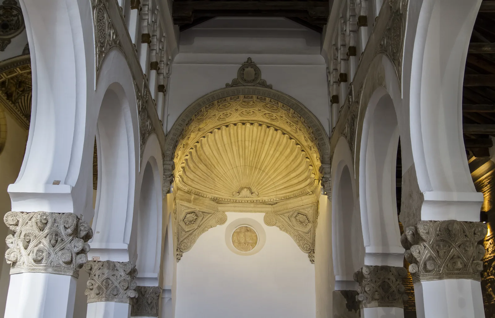 Arcos de herradura blancos sobre pilares en el interior de la Sinagoga de Santa María la Blanca de Toledo