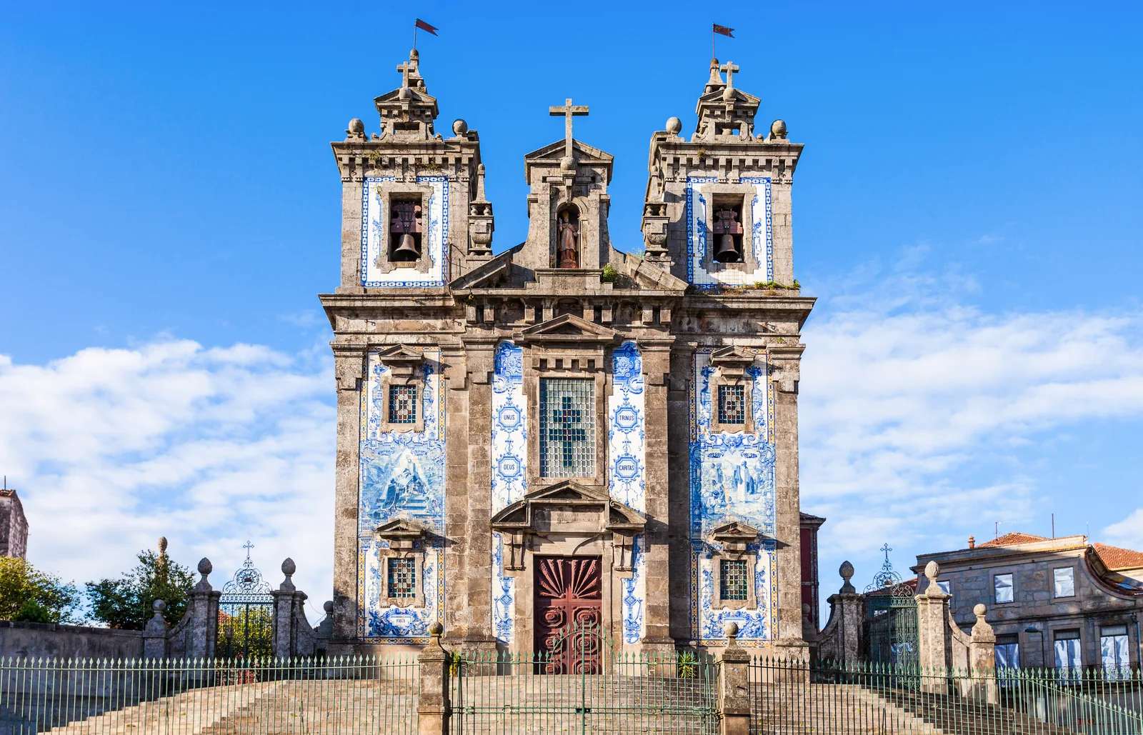 Iglesia de Santo Ildefonso con su fachada de azulejos, en la Praça da Batalha de Oporto