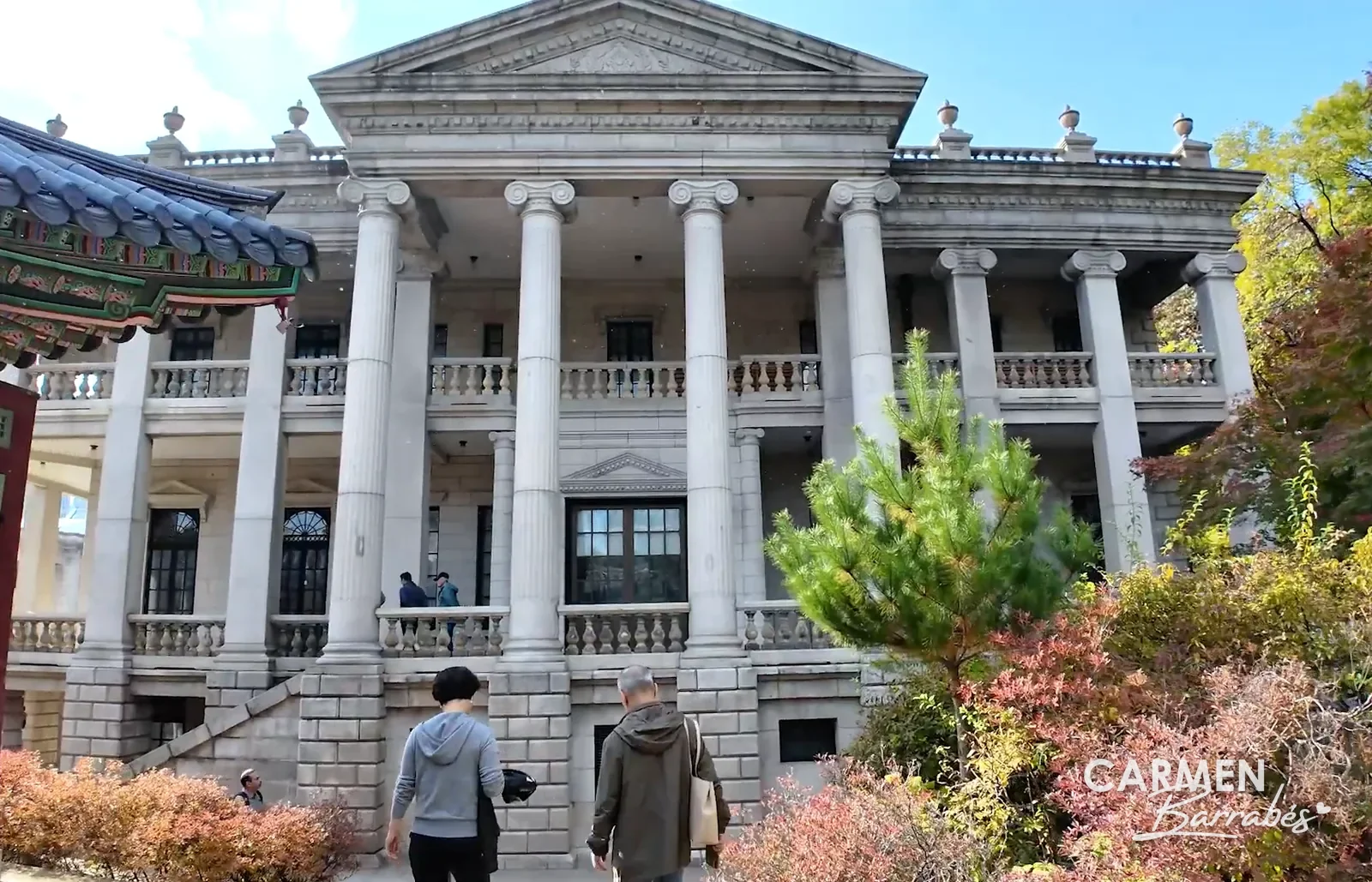 Pabellón Seokjojeon del palacio Deoksugung en otoño