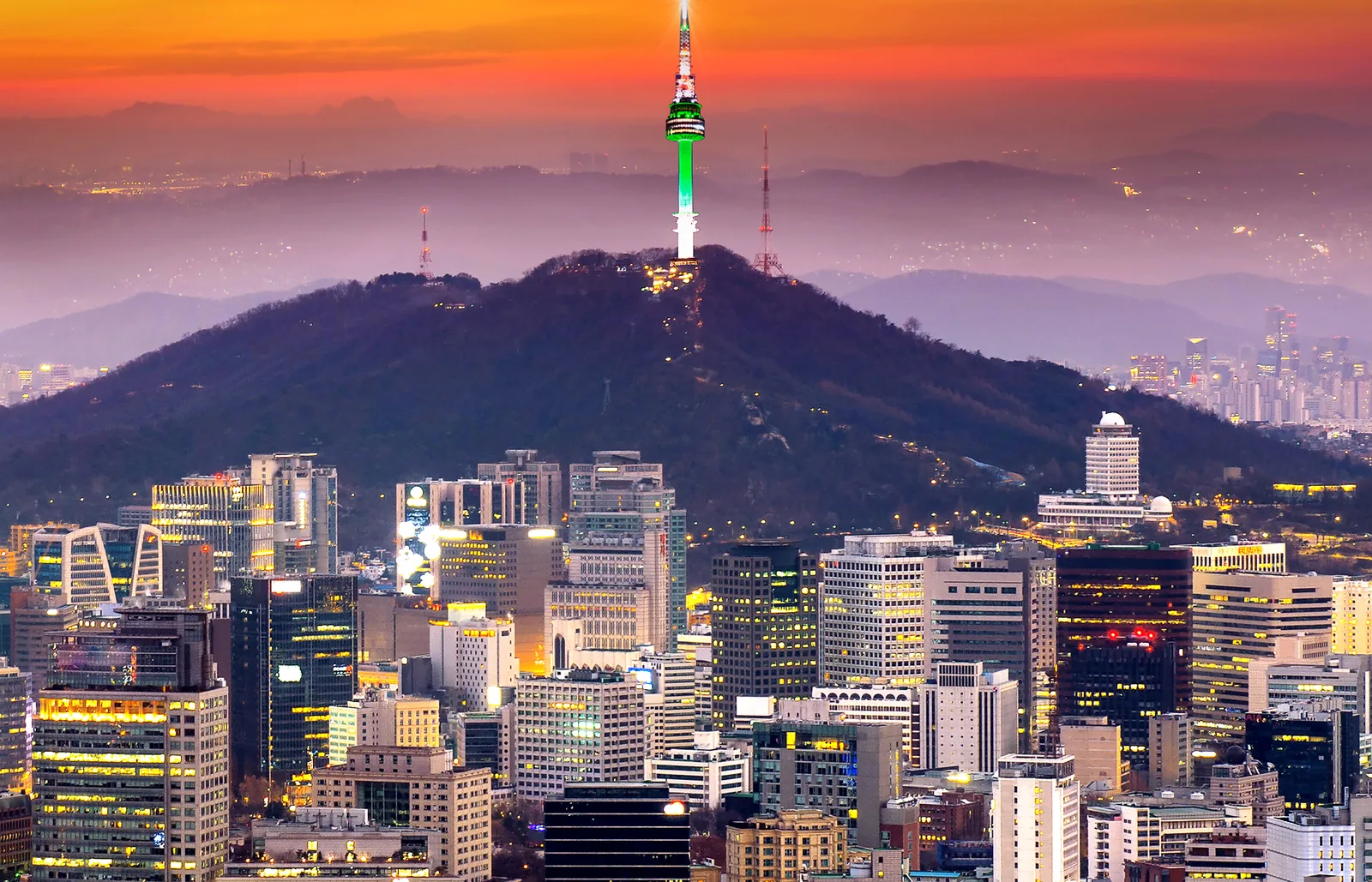 La N Seoul Tower sobre el monte Namsan y los rascacielos de Seúl al atardecer