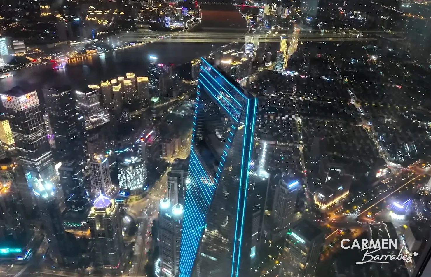 Shanghai World Financial Center iluminado de noche visto desde arriba