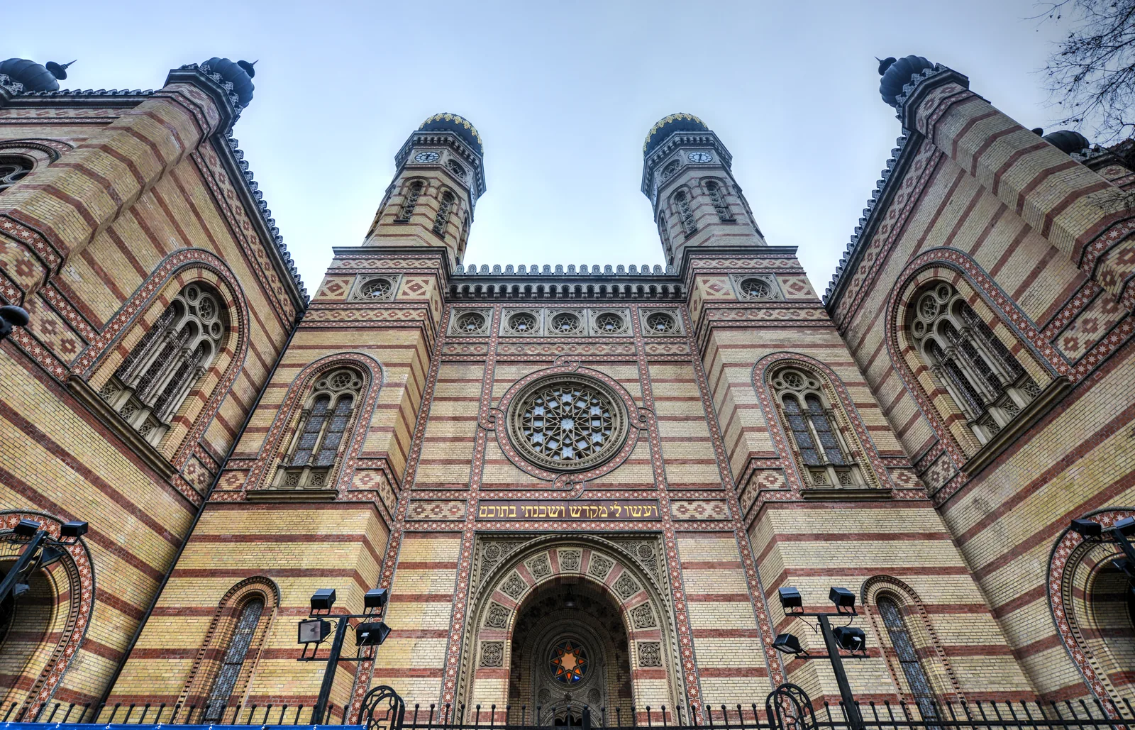 Fachada de la Sinagoga de la calle Dohány de Budapest con sus dos torres de cúpula de cebolla