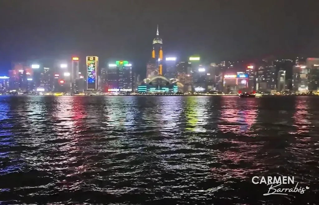 Rascacielos de la isla de Hong Kong iluminados de noche, desde la bahía Victoria