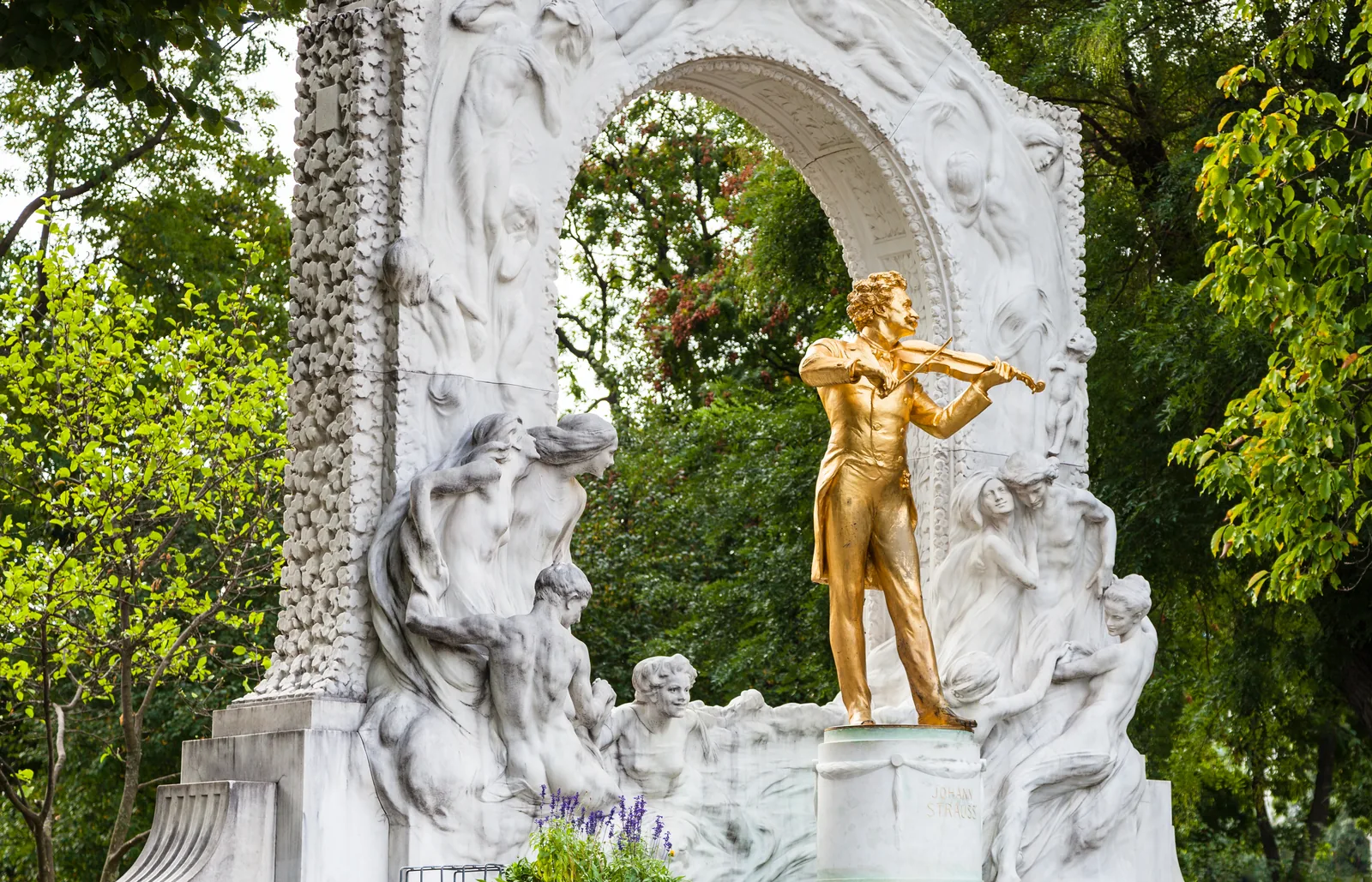 Monumento dorado a Johann Strauss en el Stadtpark de Viena
