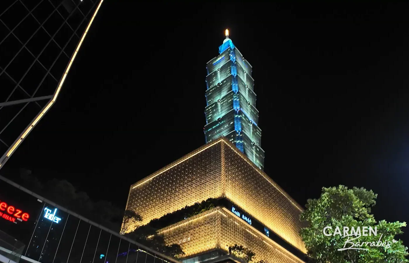 La Taipei 101 iluminada de noche