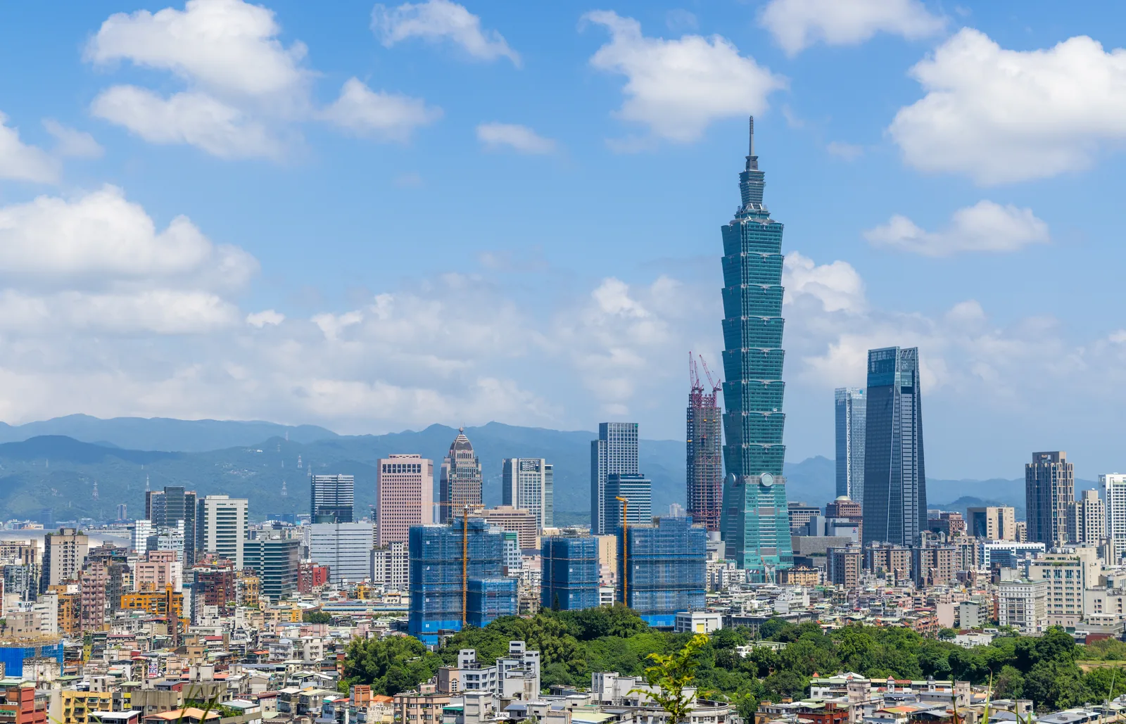 La Taipei 101 entre los rascacielos de Taipéi