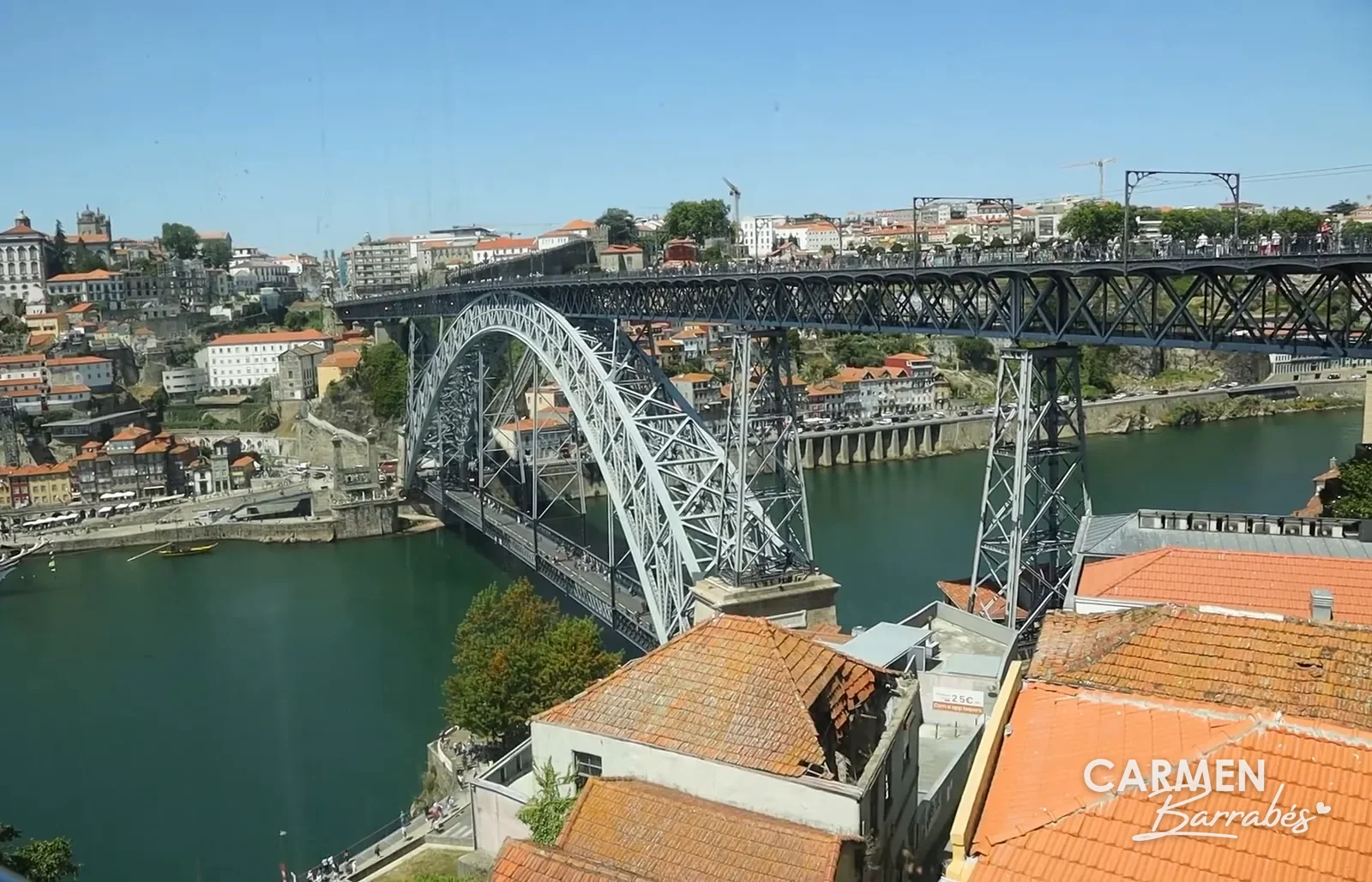 El Puente Dom Luís I y la Ribeira vistos desde una cabina del teleférico de Gaia