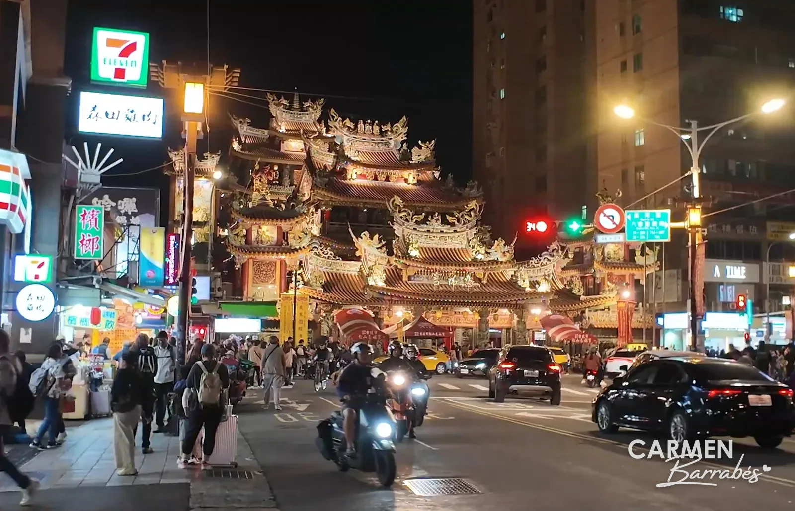 Templo Ciyou iluminado a la entrada del mercado nocturno de Raohe