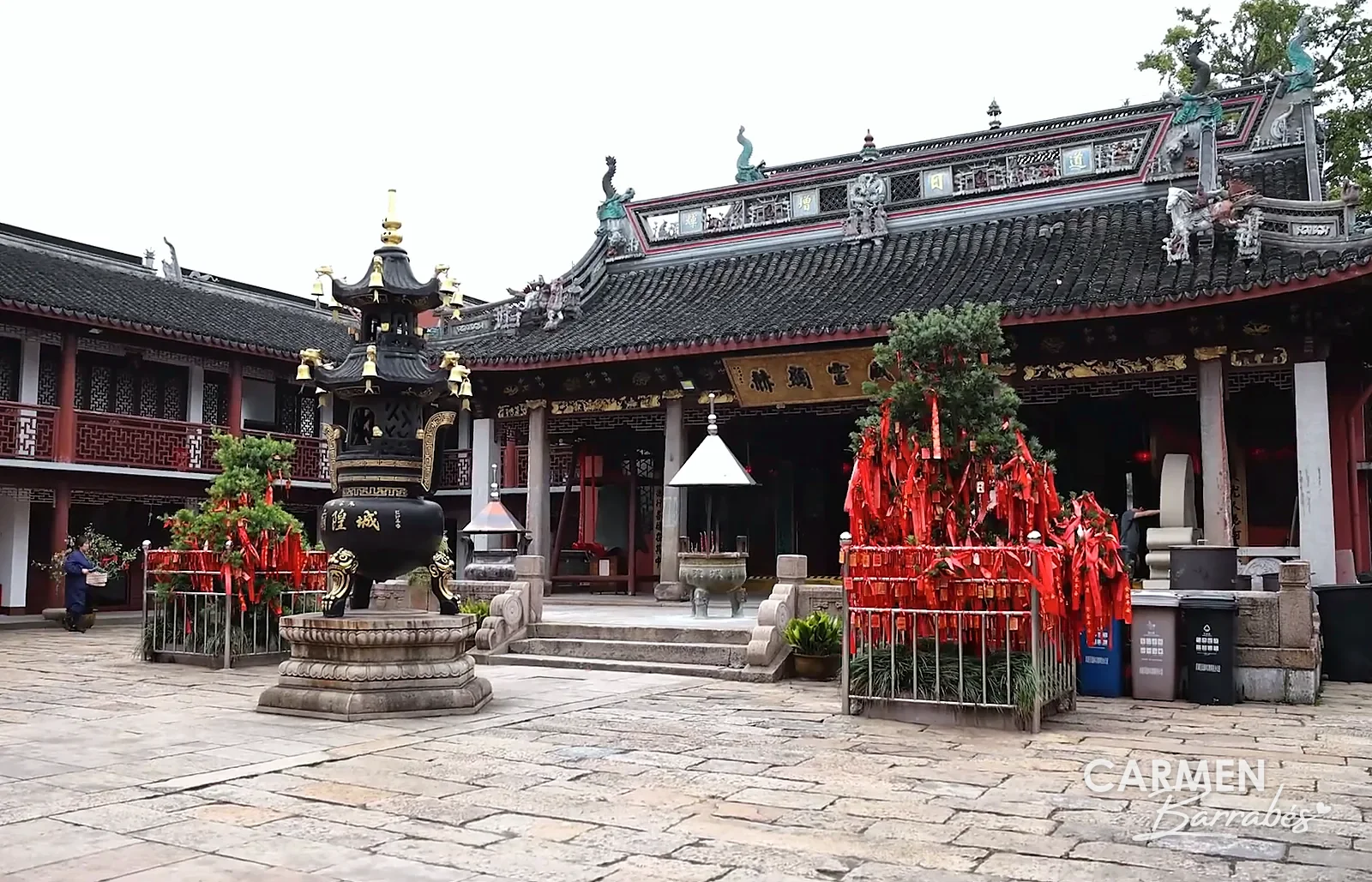 Patio del templo del Dios de la Ciudad de Zhujiajiao con el incensario y el árbol de cintas rojas