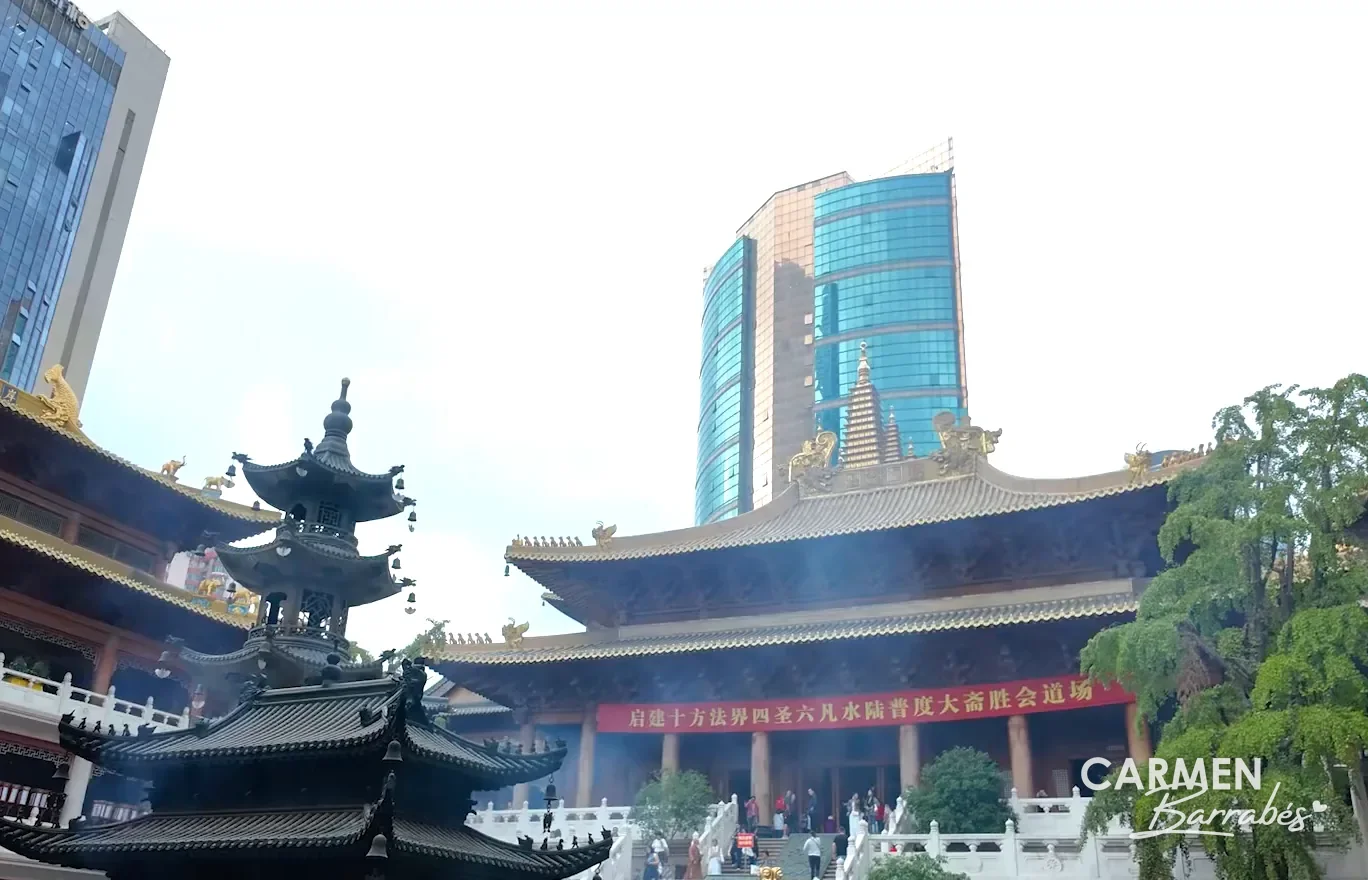 Tejados dorados del Templo de Jing'an entre rascacielos