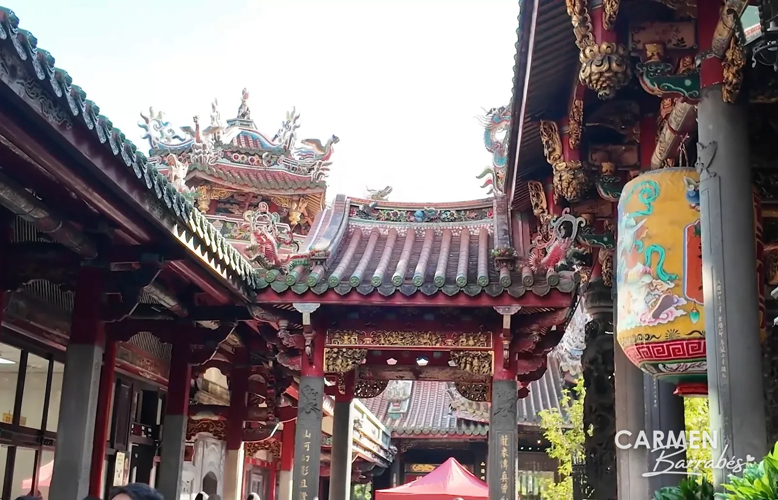 Tejados y farolillos del templo Longshan, en Taipéi