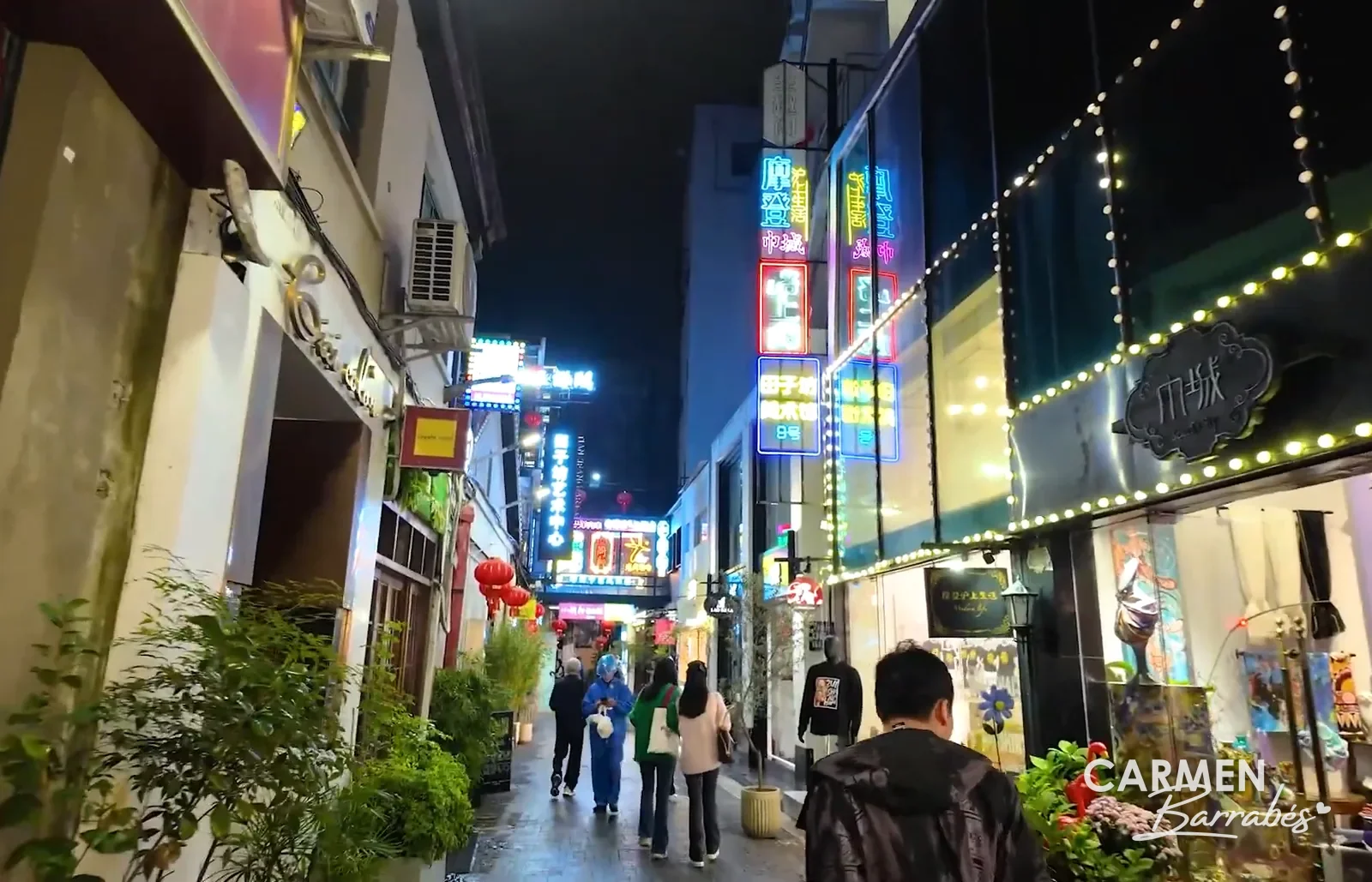 Callejón de Tianzifang de noche con tiendas y neones
