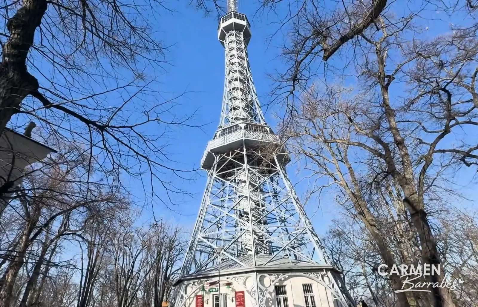 Torre mirador de Petřín vista desde abajo, entre los árboles de la colina