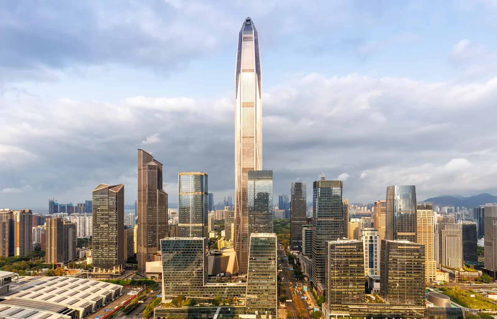 Torre Ping An entre los rascacielos de Futian