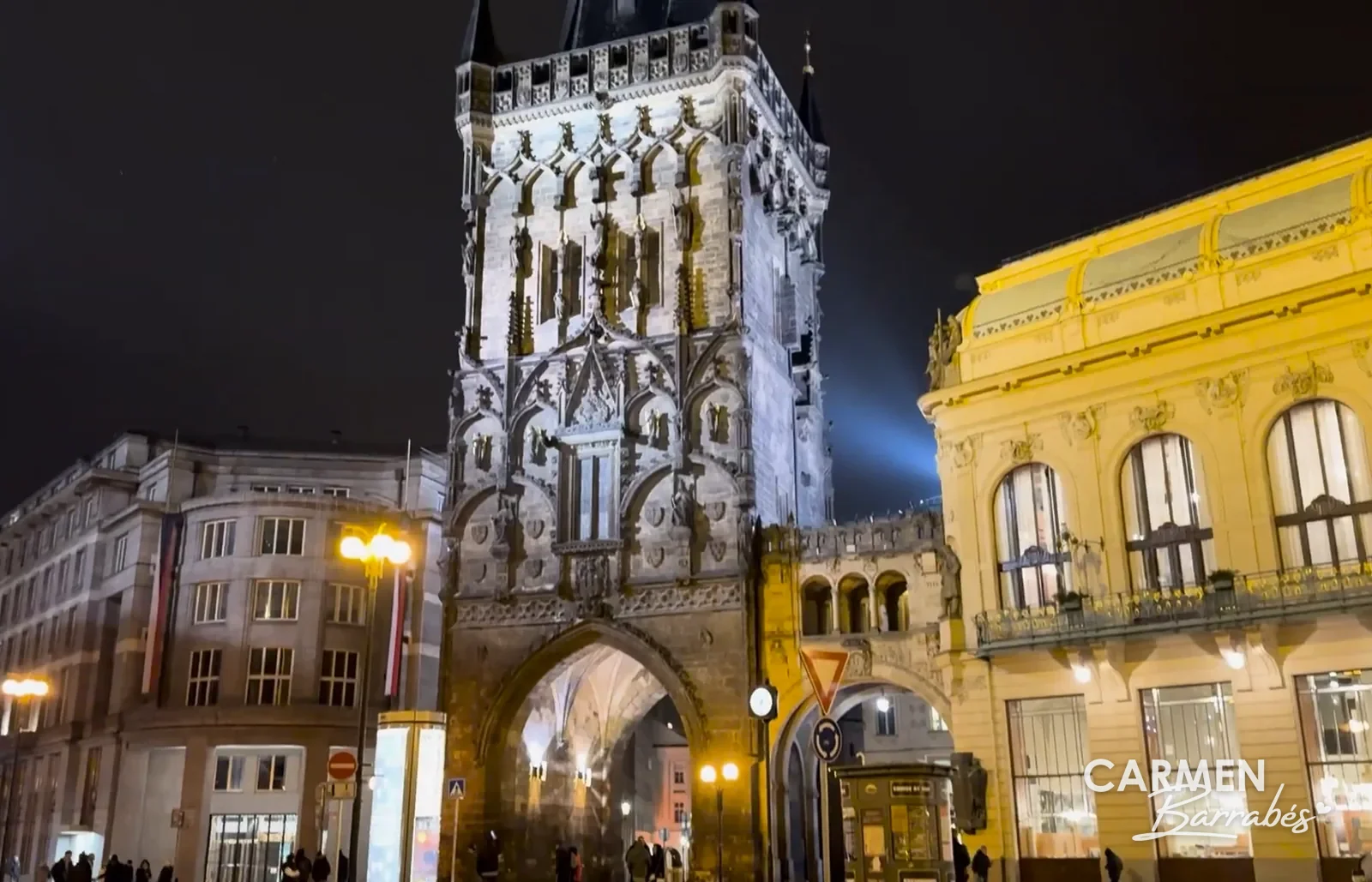Torre de la Pólvora de Praga iluminada de noche, con la Casa Municipal a la derecha