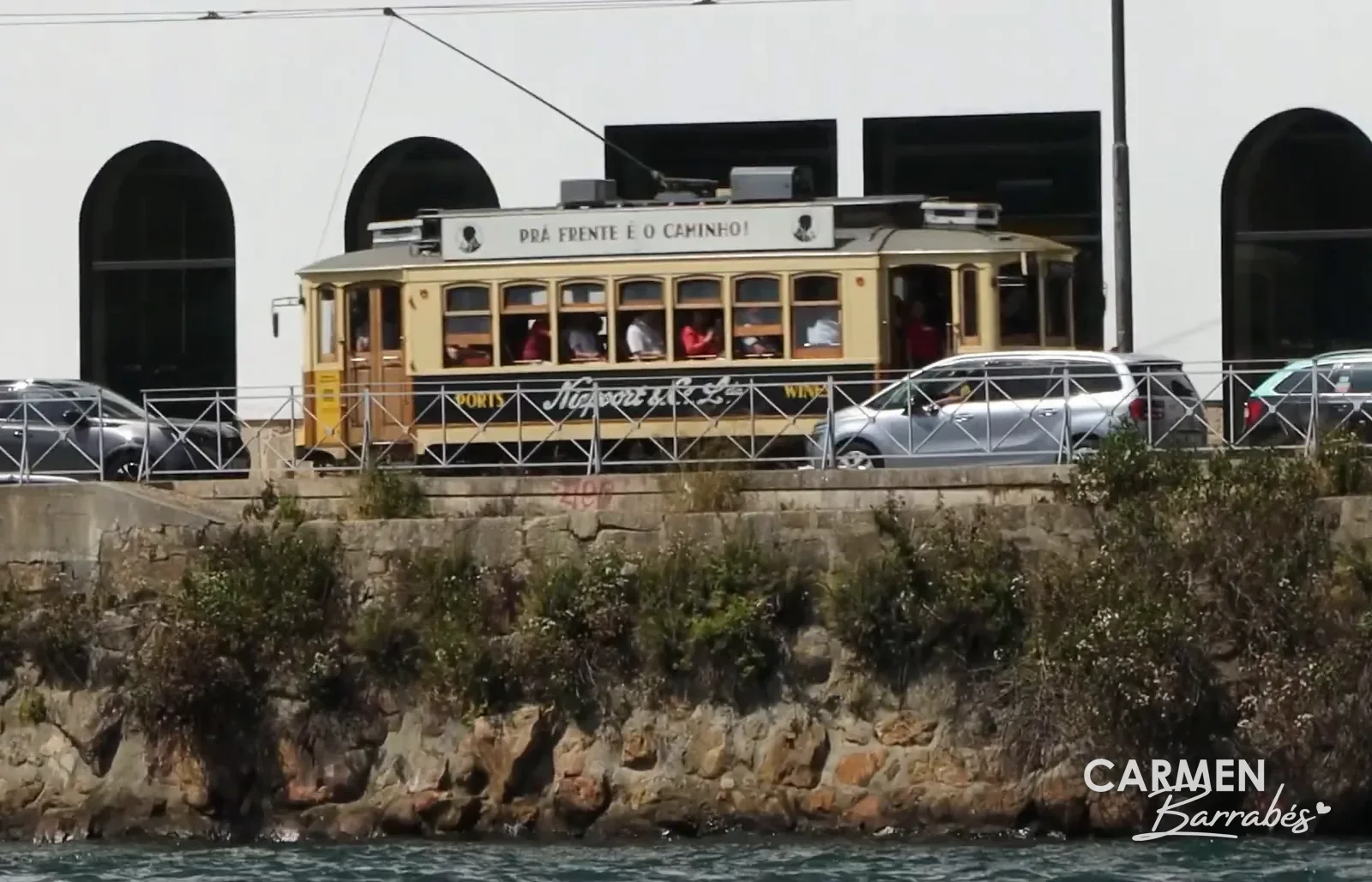 Tranvía histórico de la línea 1 junto al río Duero en Oporto