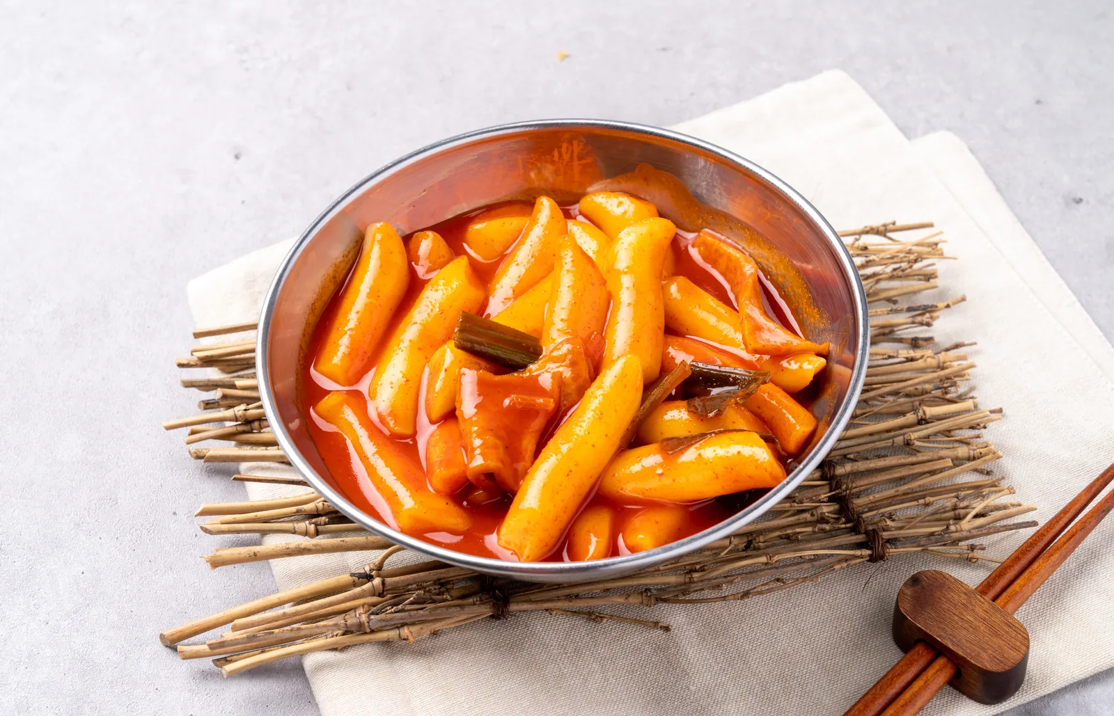 Tteokbokki, pasteles de arroz en salsa picante
