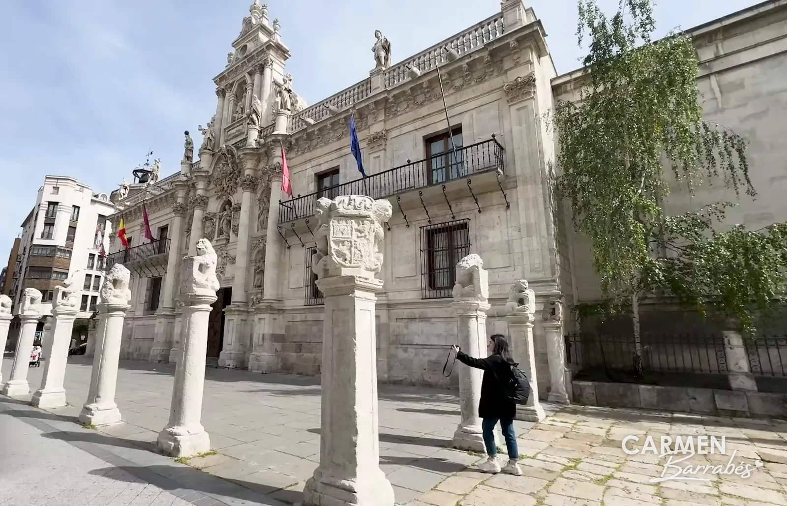 Carmen ante la fachada barroca de la Universidad de Valladolid, con sus columnas rematadas por leones
