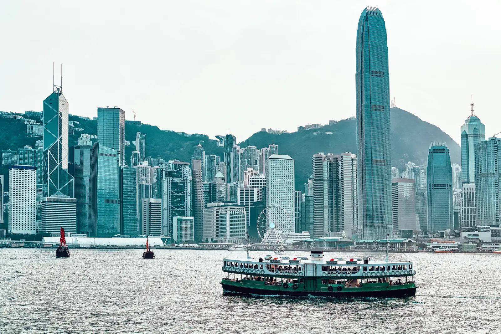 Un Star Ferry verde y blanco cruzando la bahía Victoria frente a los rascacielos de la isla de Hong Kong