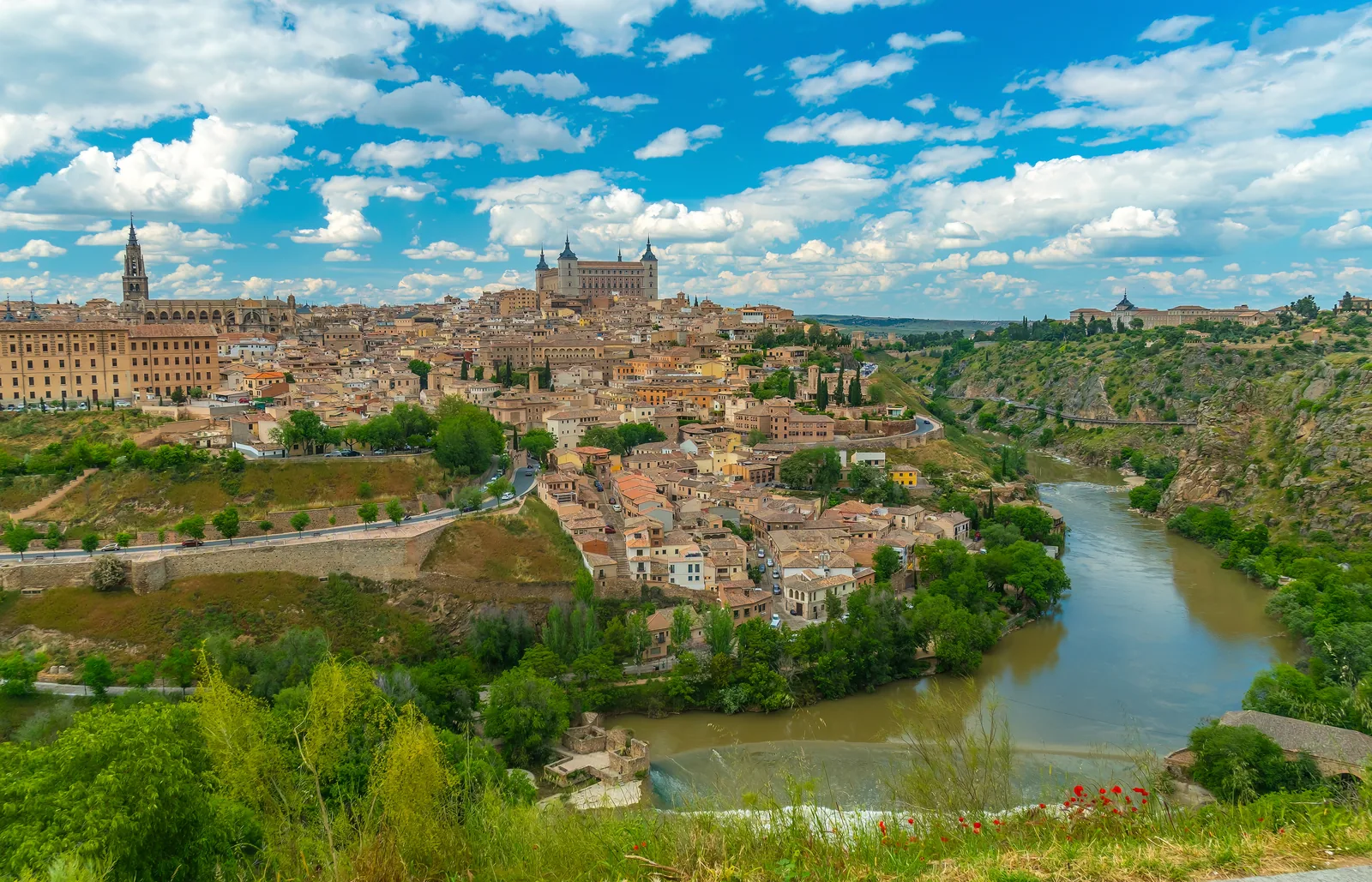 El casco histórico de Toledo sobre el meandro del río Tajo, con la catedral y el Alcázar