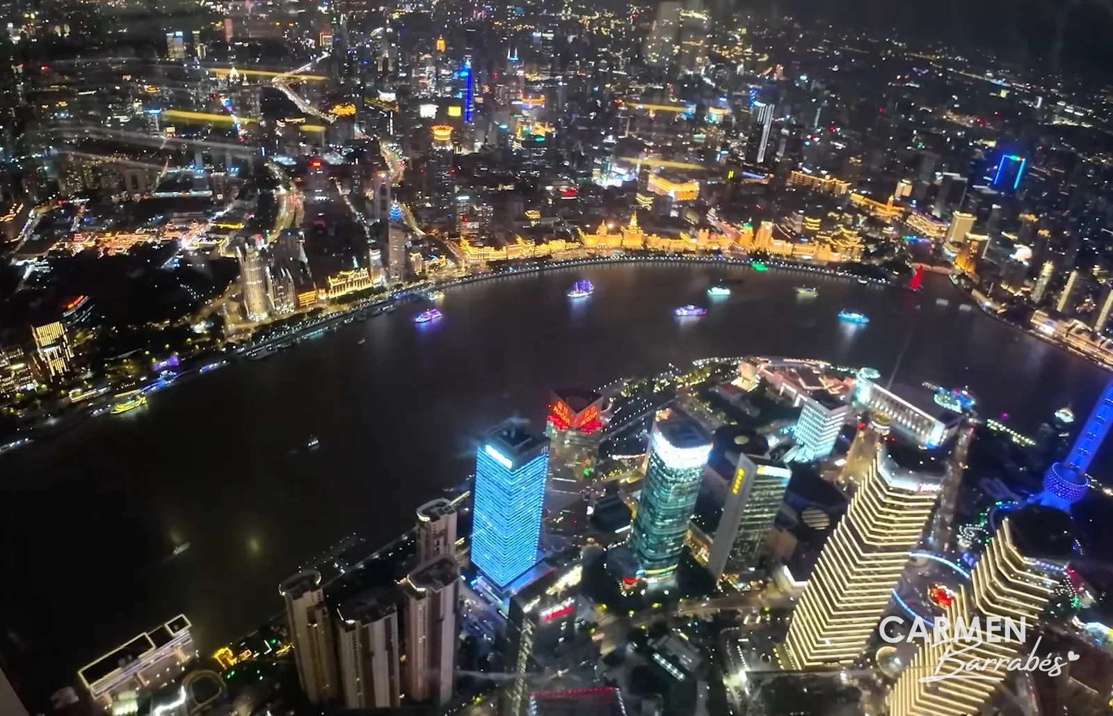 Curva del río Huangpu y el Bund de noche desde la planta 118 de la Torre de Shanghái