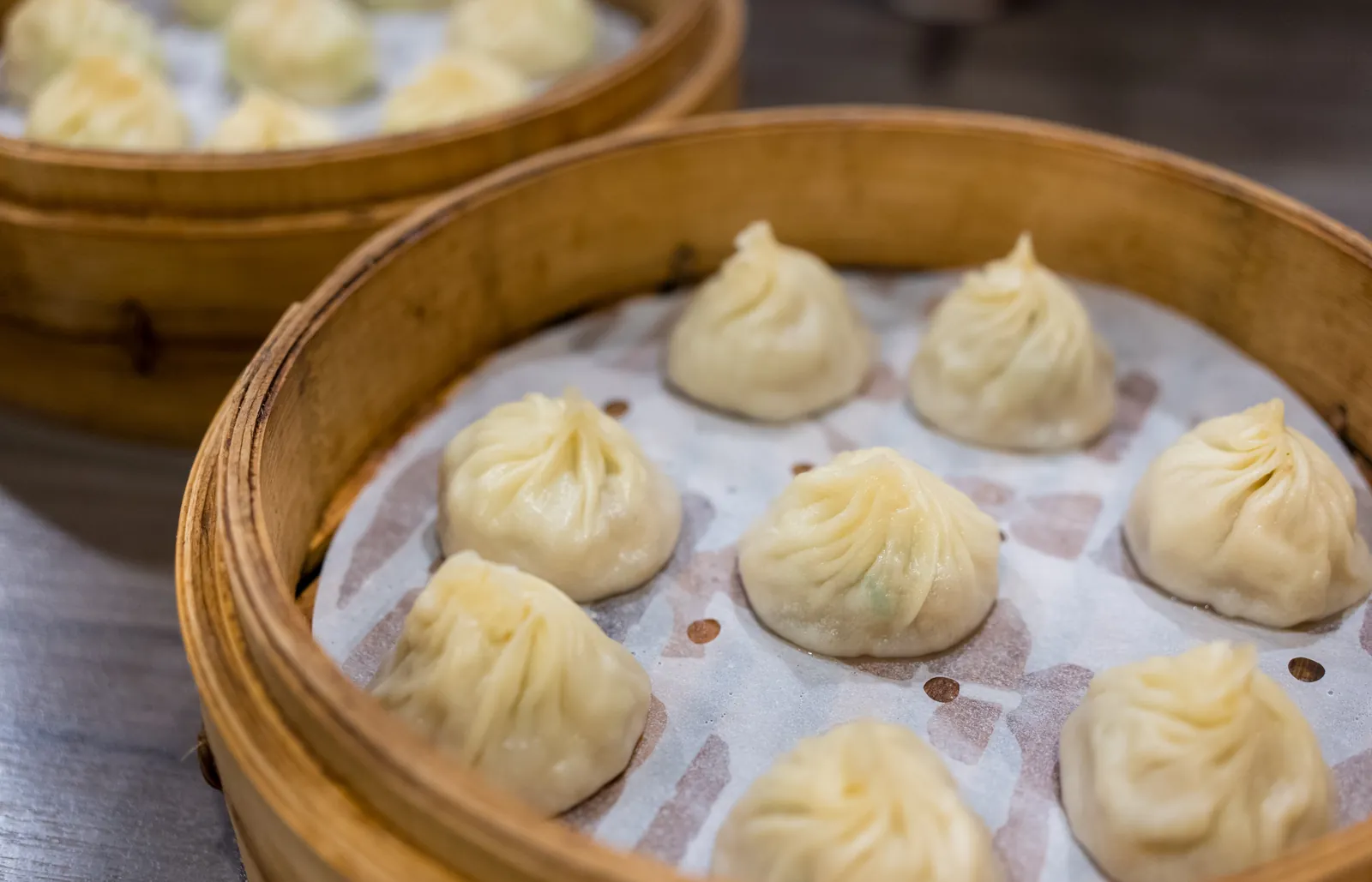 Xiaolongbao, dumplings al vapor rellenos de caldo, en cesta de bambú