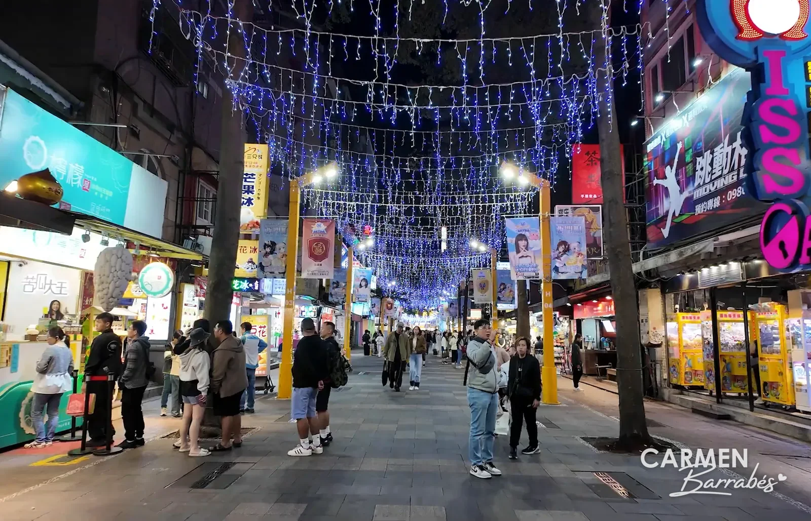 Calle de Ximending de noche con luces de Navidad