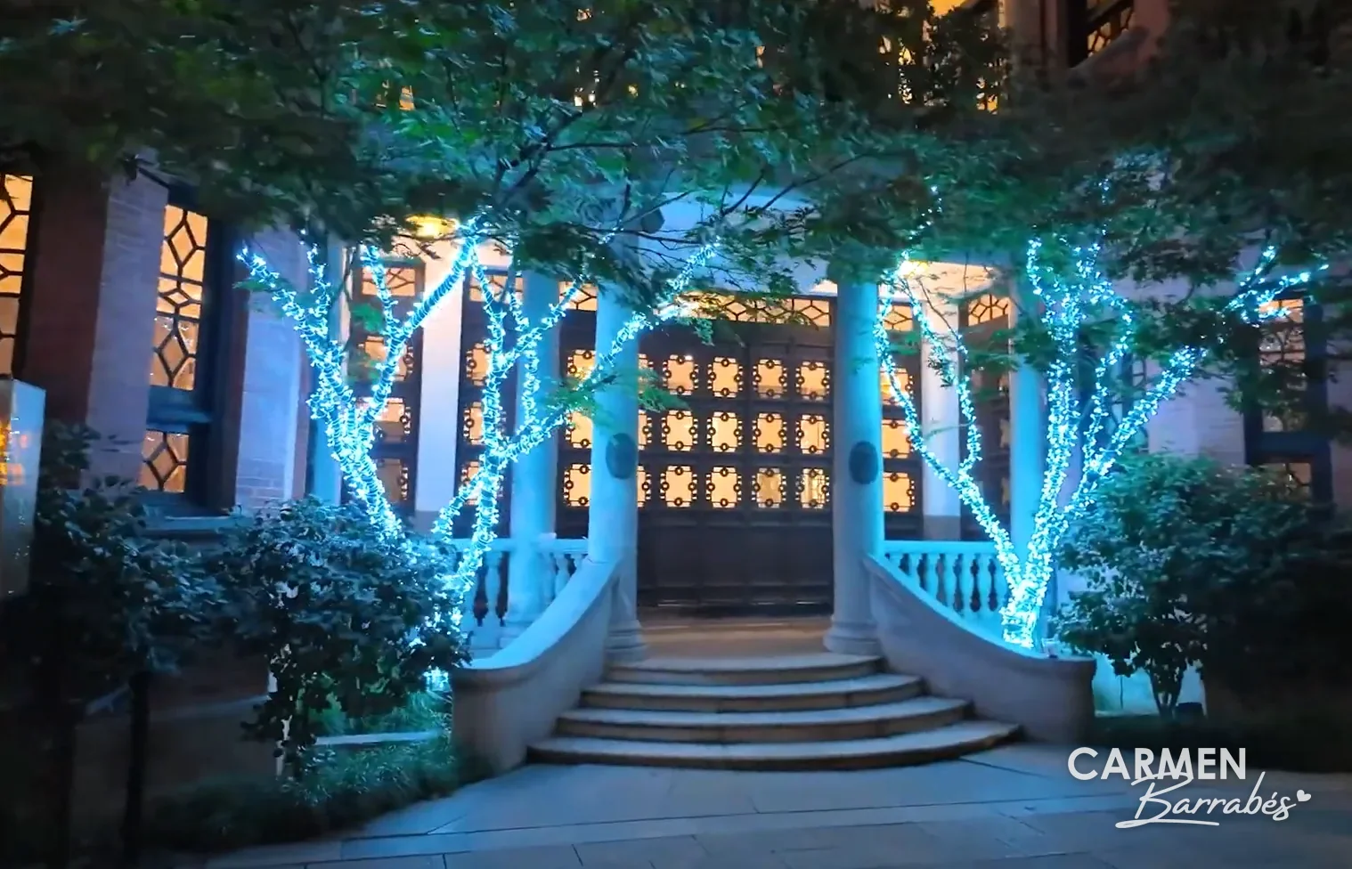 Portal con árboles de luces azules en Xintiandi de noche