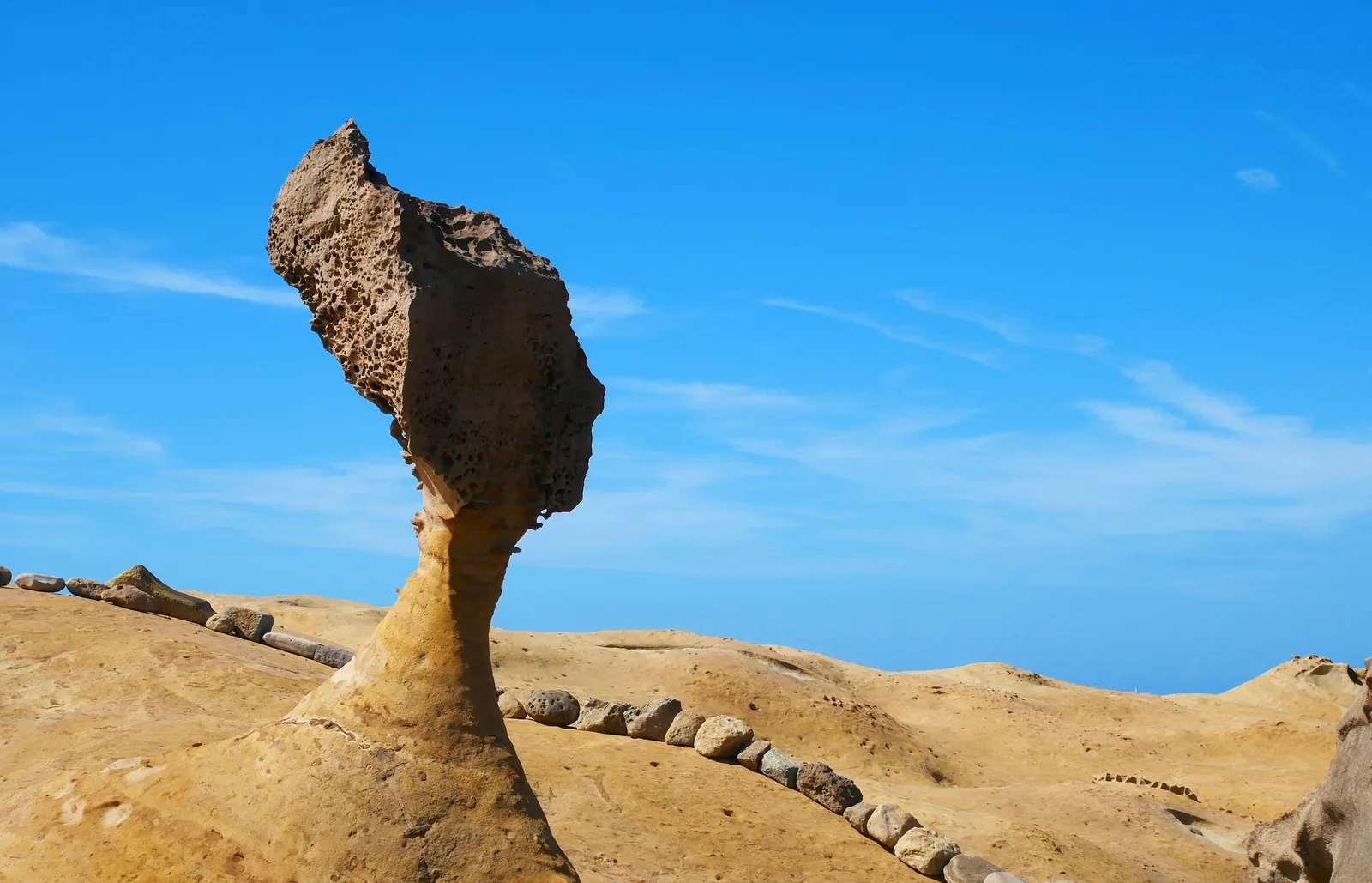 Roca Cabeza de la Reina en el geoparque de Yehliu, contra un cielo azul