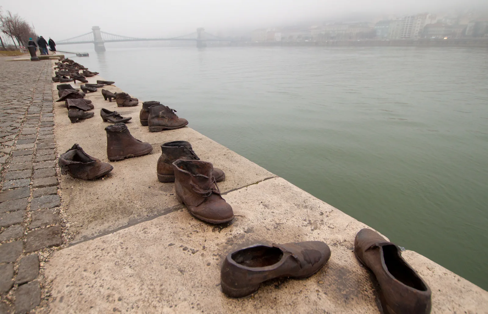 Los zapatos de hierro del monumento a las víctimas en la orilla del Danubio, en Budapest