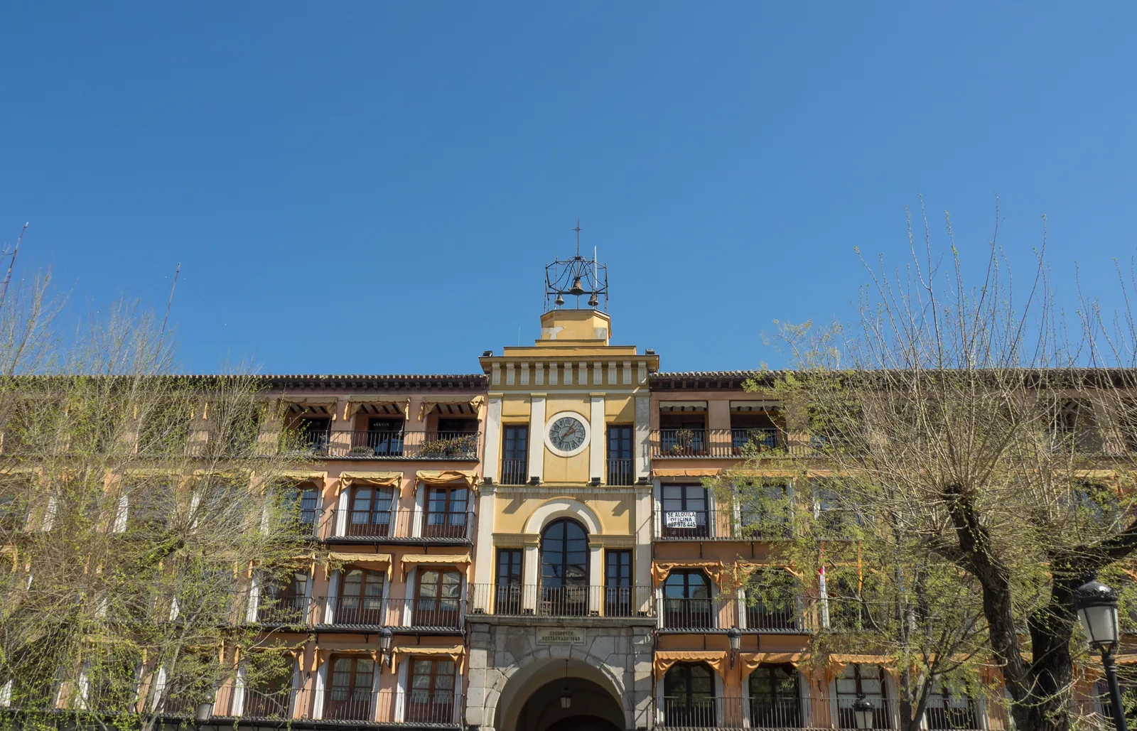 La Plaza de Zocodover de Toledo con el edificio del reloj y el arco de la Sangre
